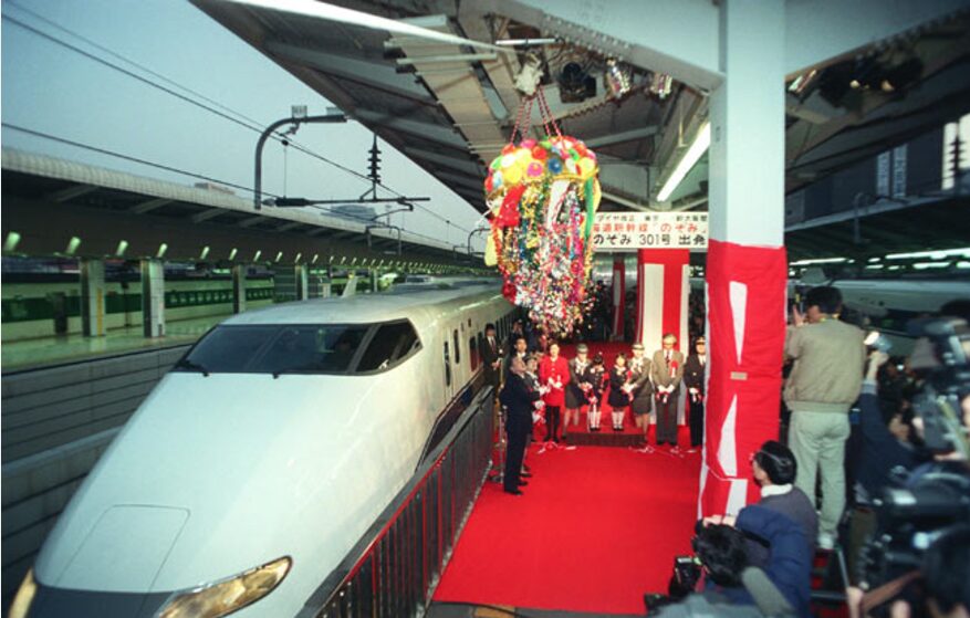 東海道新幹線でのぞみが運転開始